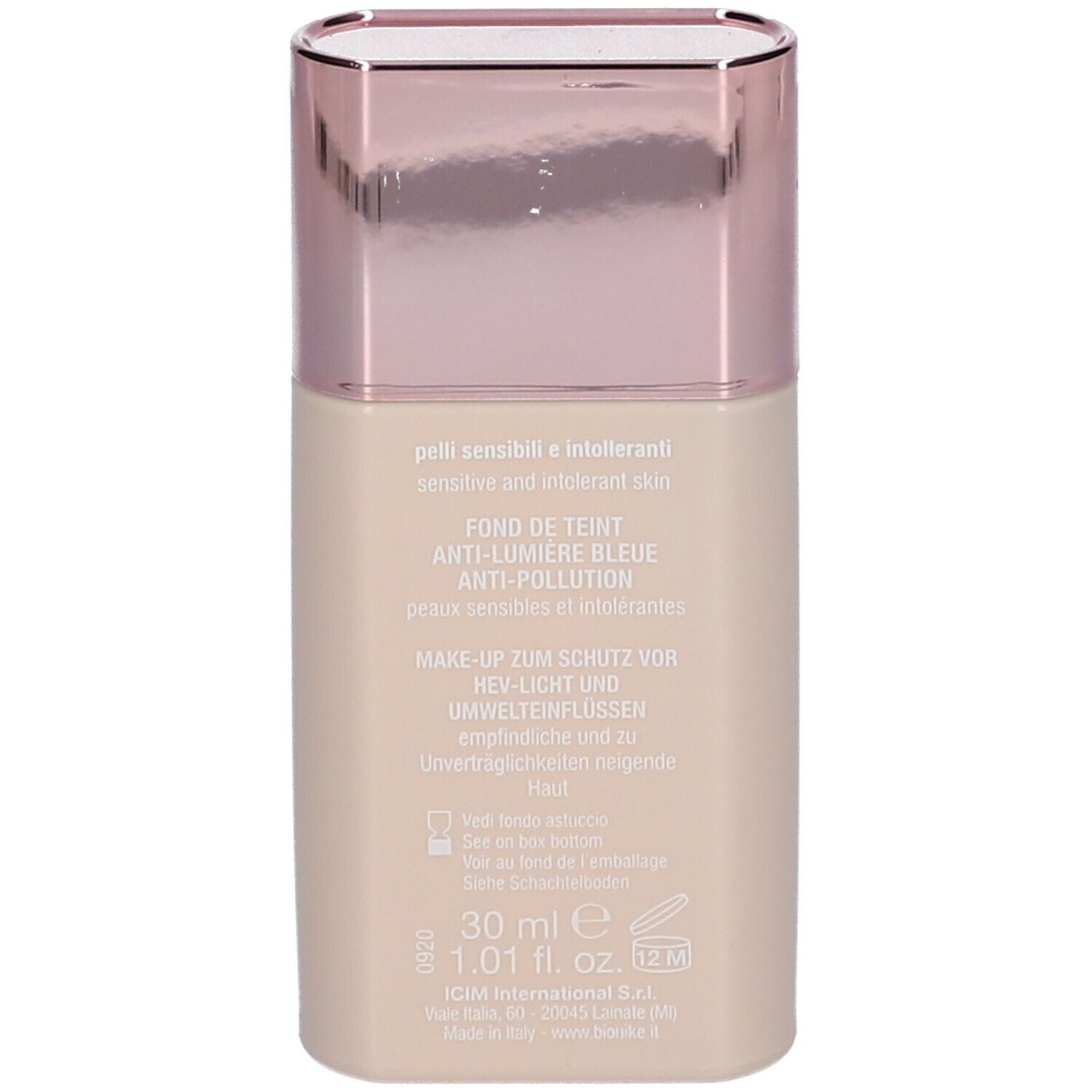 Rückseite eines beigen Foundation-Flakons. Text: 30 ml, 1.01 fl. oz. und weitere Informationen.
