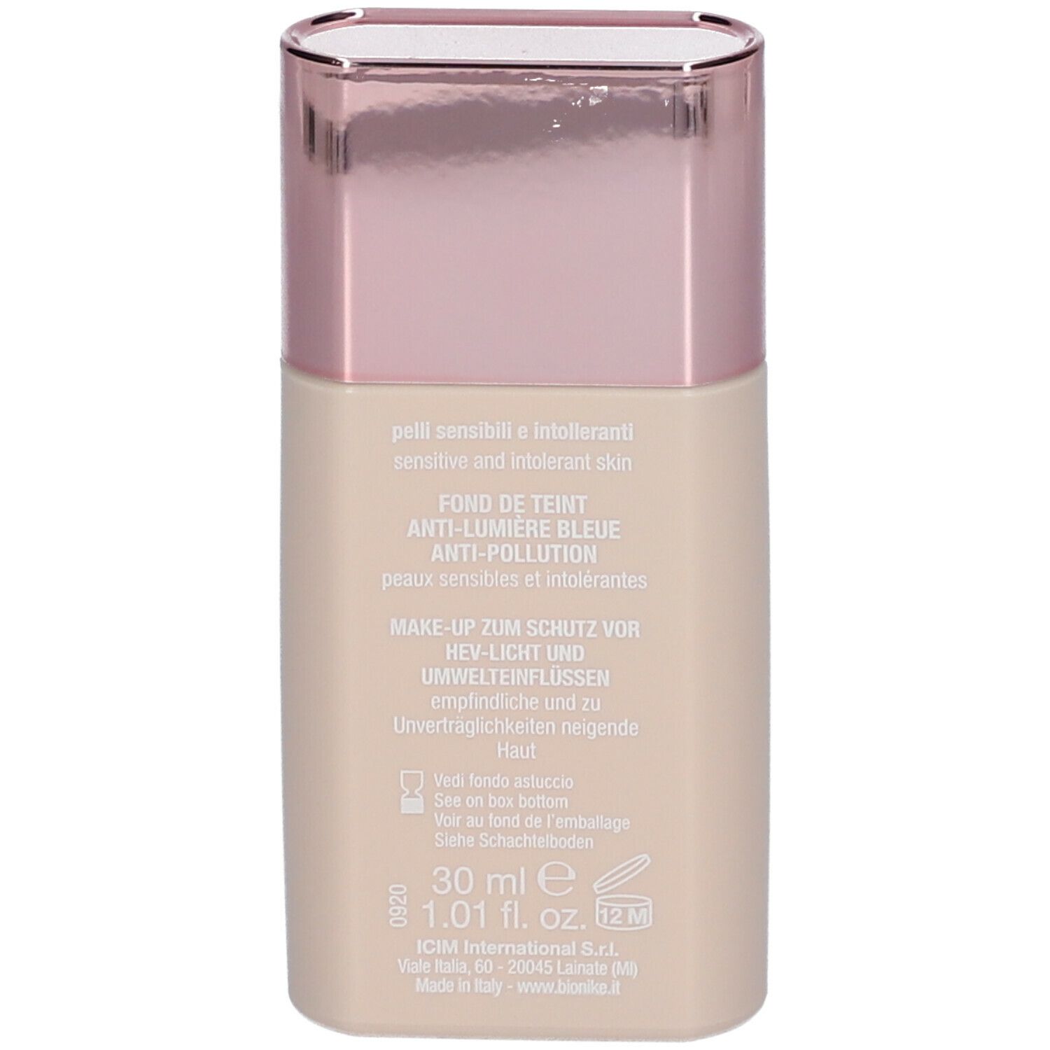 Achterkant foundationfles. Tekst: Sensitive and intolerant skin, 30 ml, Anti-Blue Light, Anti-Pollution Foundation.
