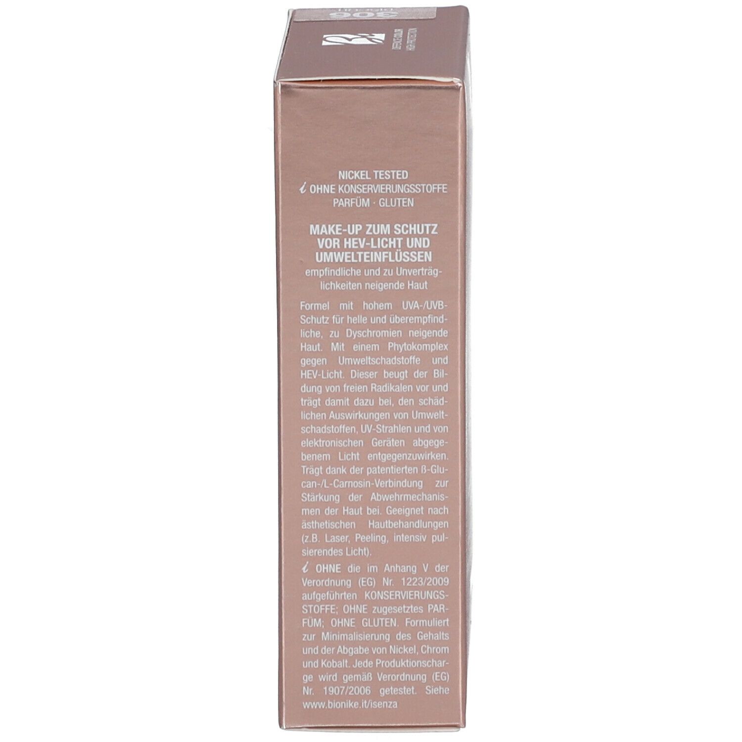 Zijkant van de verpakking. Tekst: Make-up zum Schutz vor HEV-Licht und Umwelteinflüssen. Nickel Tested, Glutenfrei.