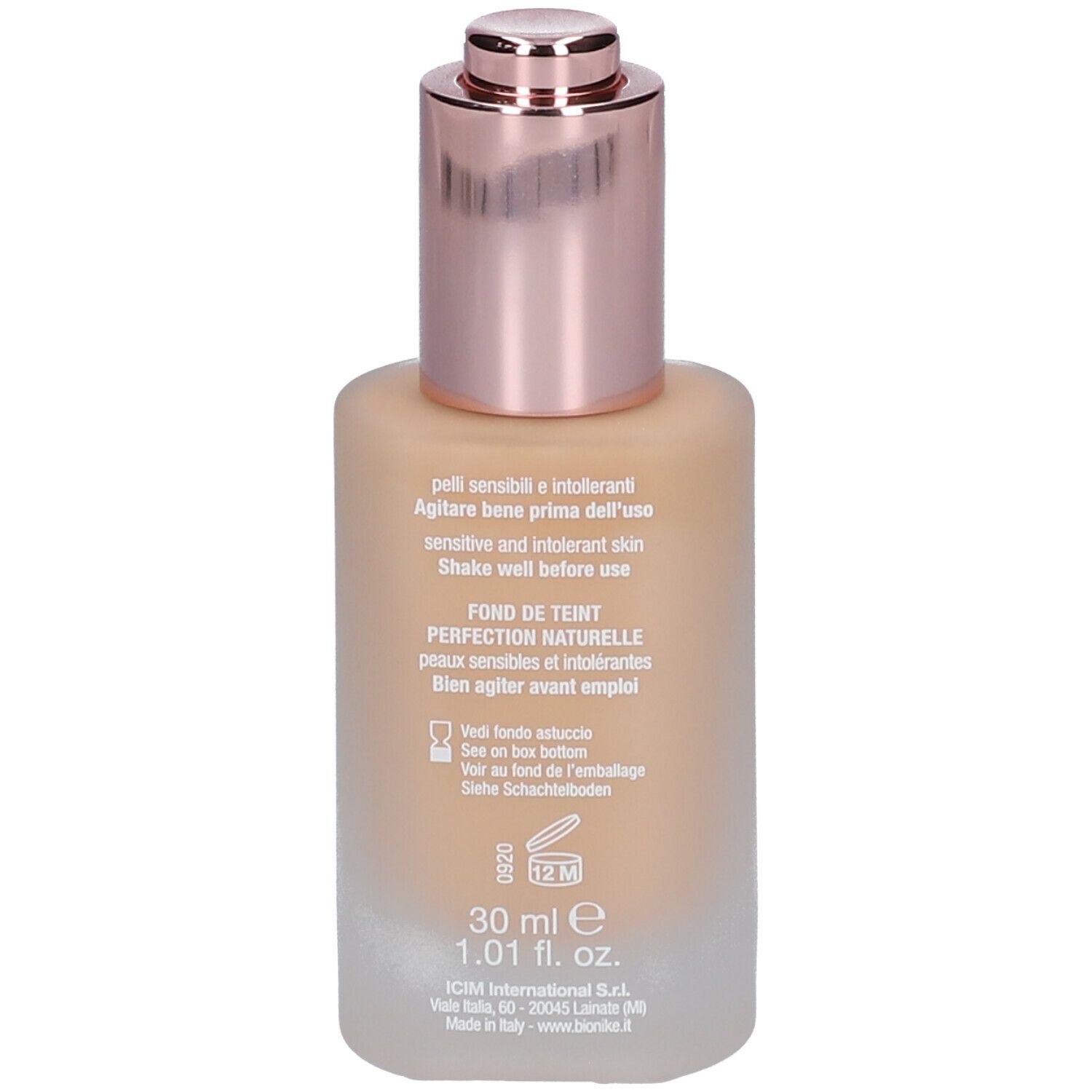 Achterkant van de foundationfles. Meertalige tekst. 30 ml. 12M-symbool.