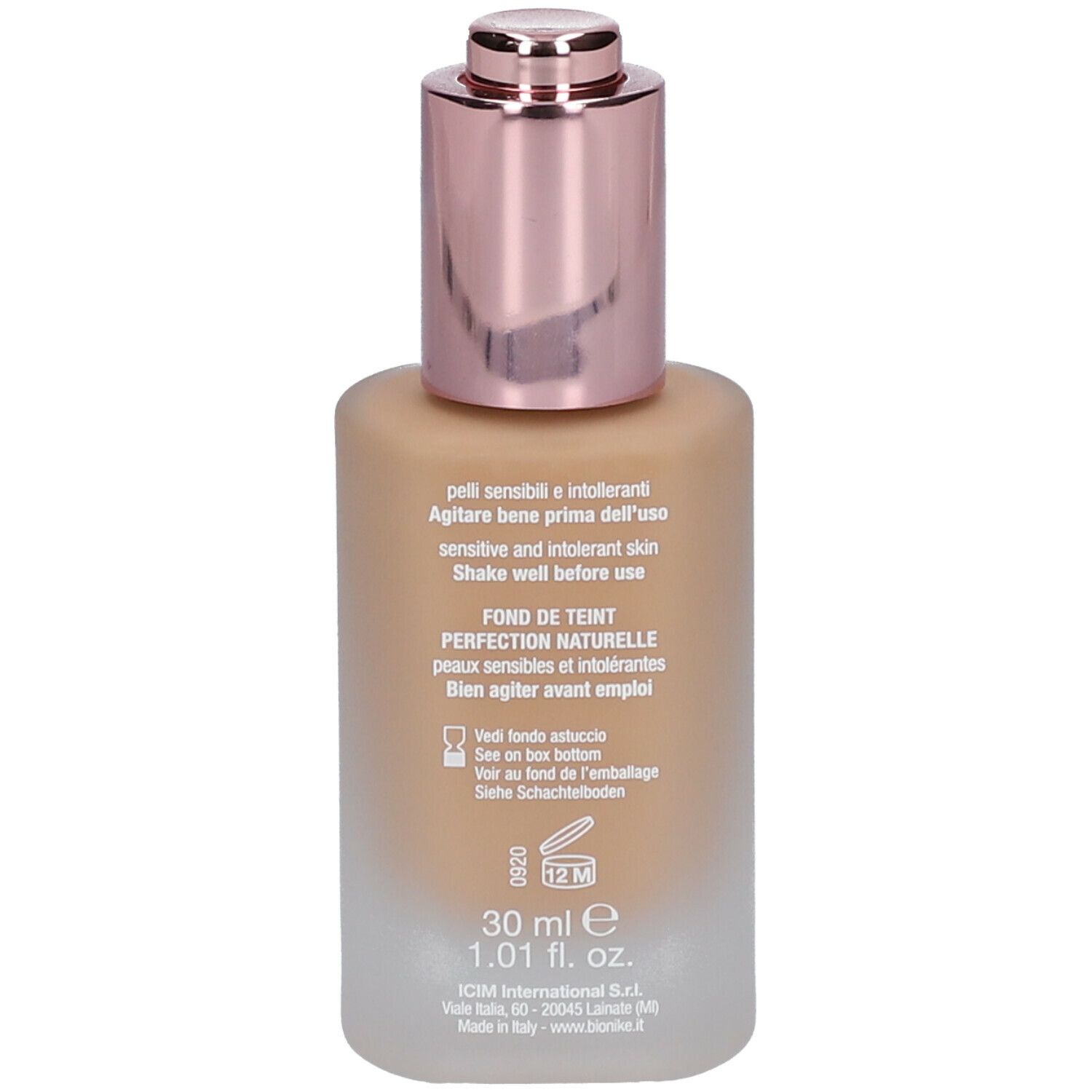 Foundationflesje. Opschrift: 30 ml, 1.01 fl. oz. Tekst in het Duits, Italiaans en Frans.