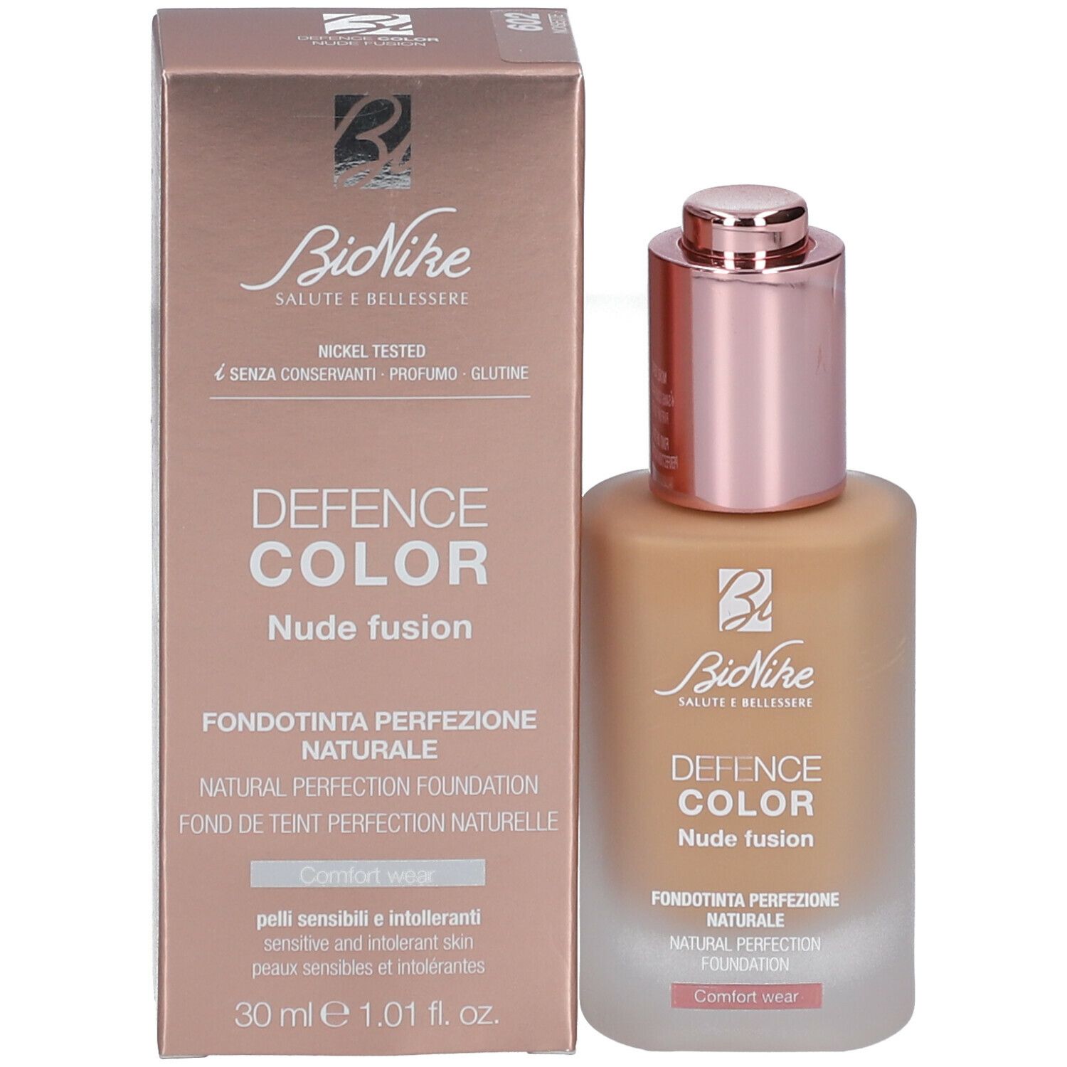 Foundationflesje en verpakking. Opschrift: DEFENCE COLOR Nude fusion. 30 ml. Roze dop.