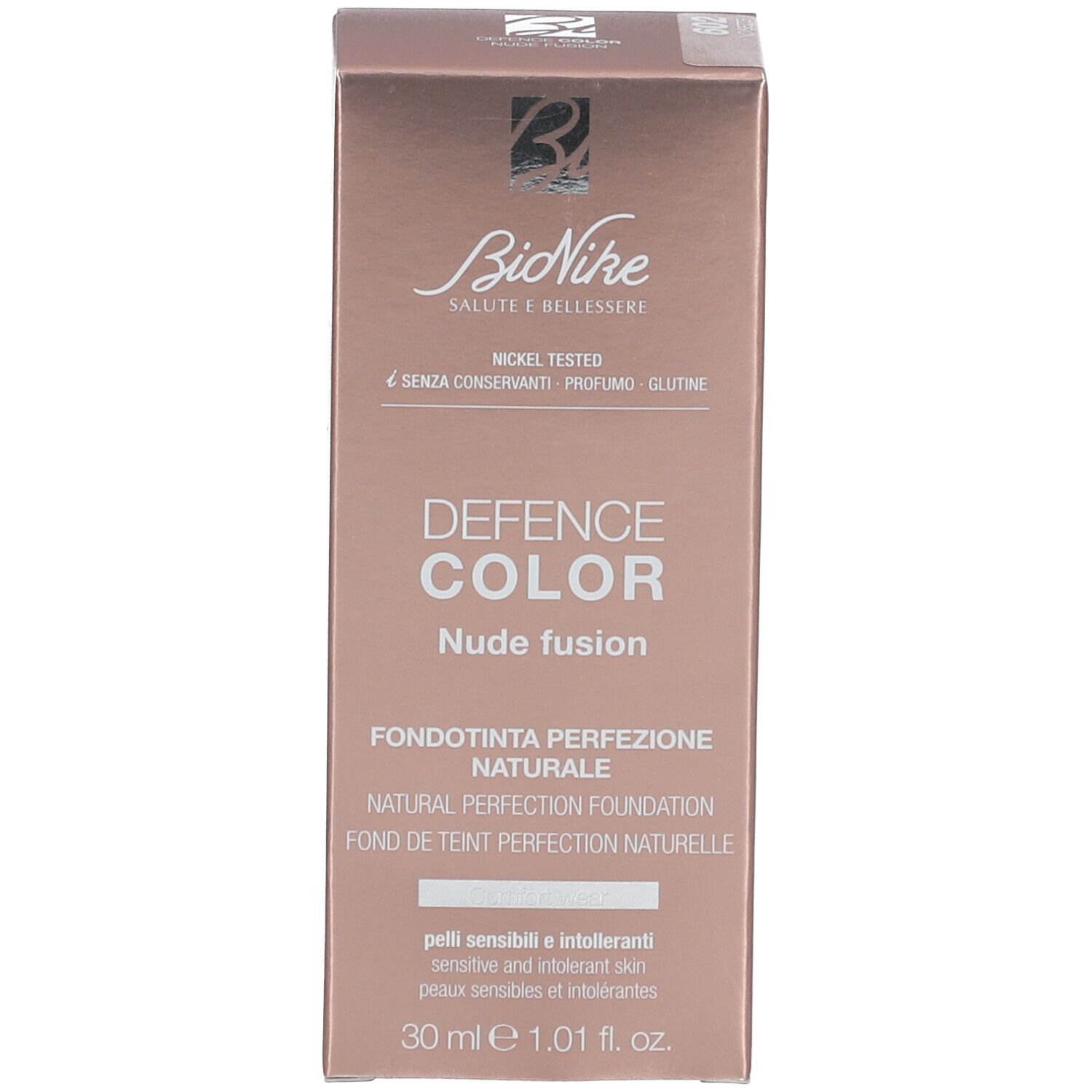 Verpakking met opschrift: DEFENCE COLOR Nude fusion. 30 ml. Roze tint.