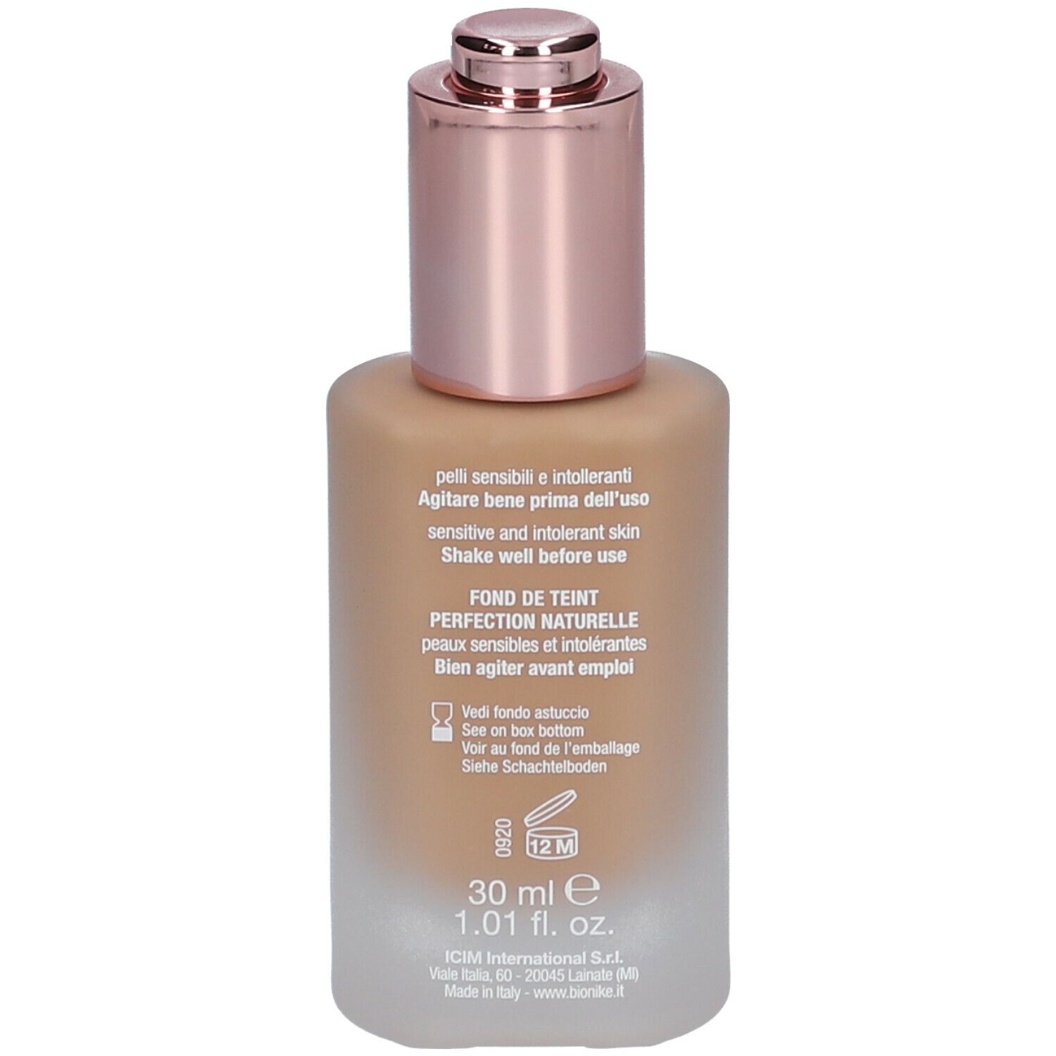 Achterkant van een foundationfles. Tekst in het Duits, Italiaans, Frans en Engels. 30 ml.