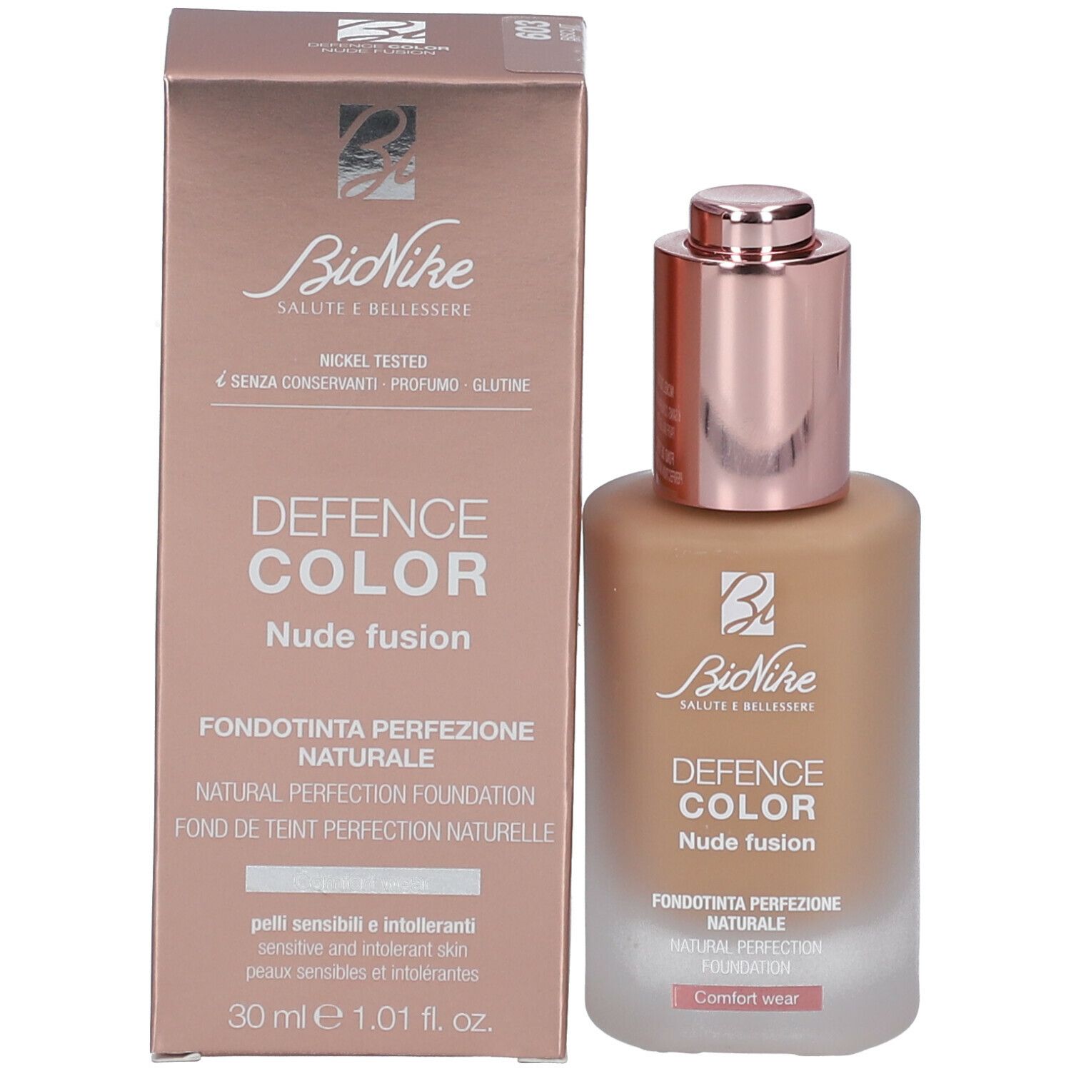 Foundationfles en verpakking. Opschrift: DEFENCE COLOR Nude fusion. Lichtbruine inhoud. 30 ml.