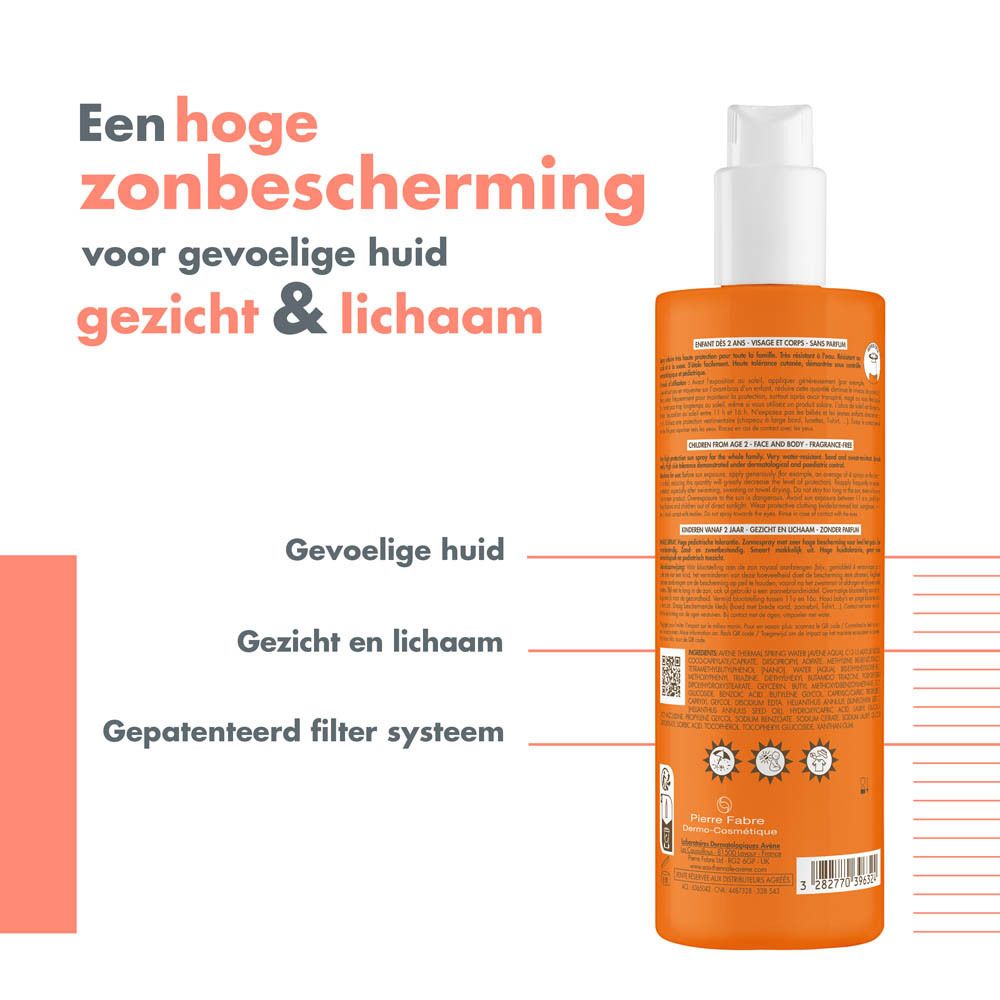 Achterkant van een oranje sprayfles. Tekst: Hohe zonbescherming, gevoelige huid, gezicht & lichaam.