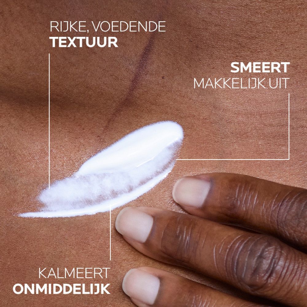 Product op de huid. Tekst: Rijke textuur, trekt gemakkelijk in, kalmeert onmiddellijk. Productnaam en merk niet zichtbaar.