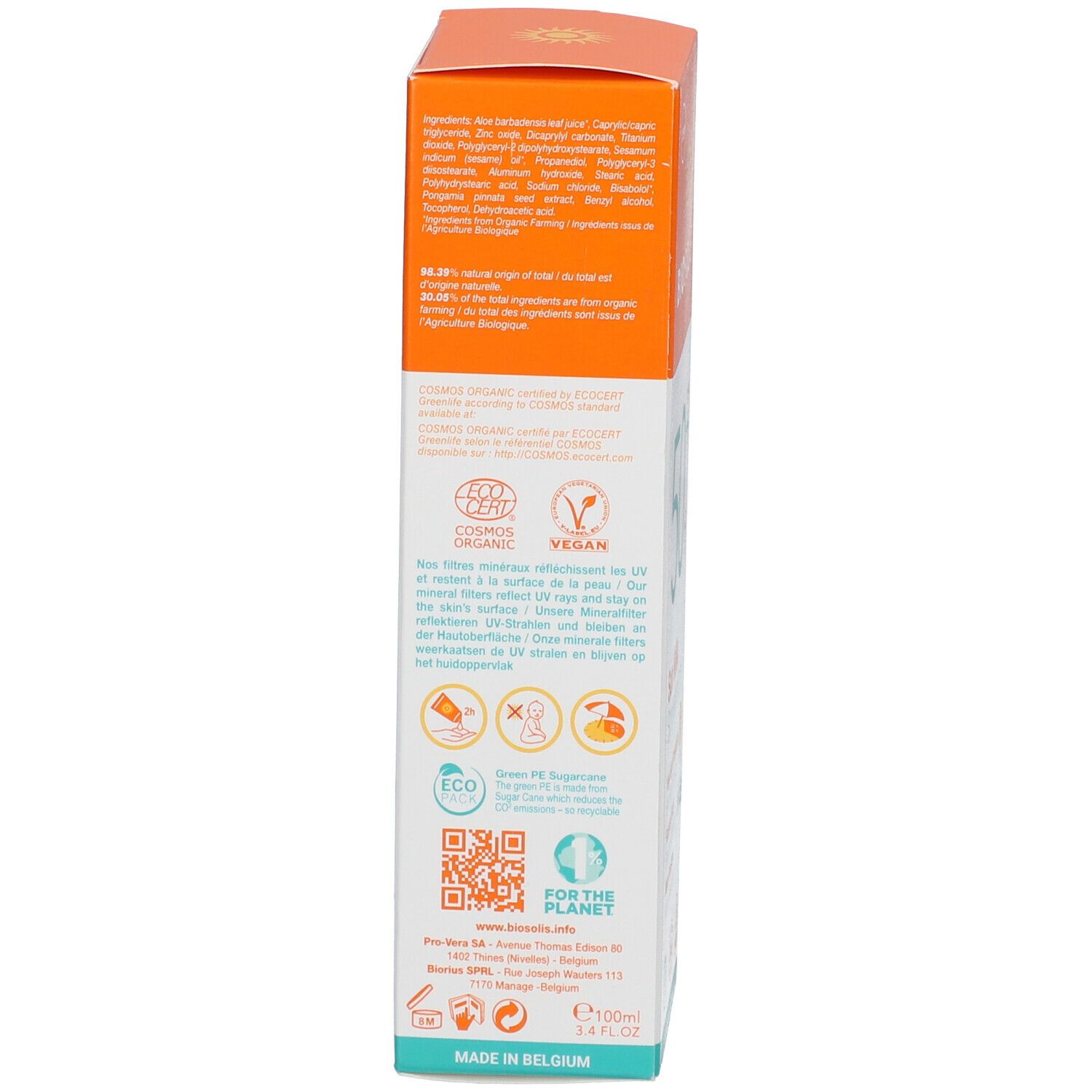 Vue latérale de l'emballage de lait solaire. Texte sur les ingrédients, certifications et code QR.