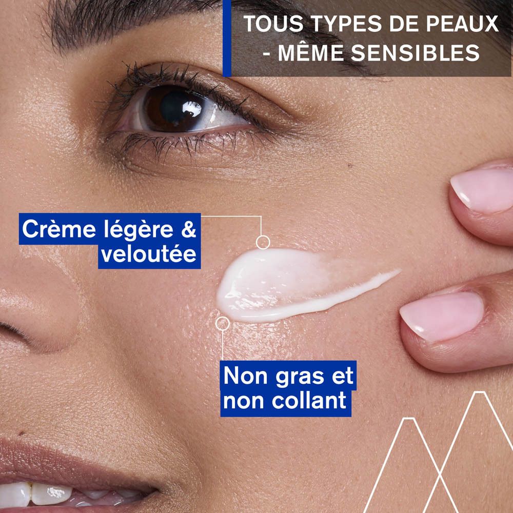 Gros plan d'un visage. Crème appliquée. Texte: Crème légère & veloutée, Non gras et non collant.