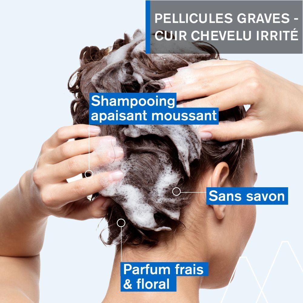 Personne se lave les cheveux avec de la mousse. Texte: Shampooing apaisant moussant, Sans savon, Parfum frais & floral.