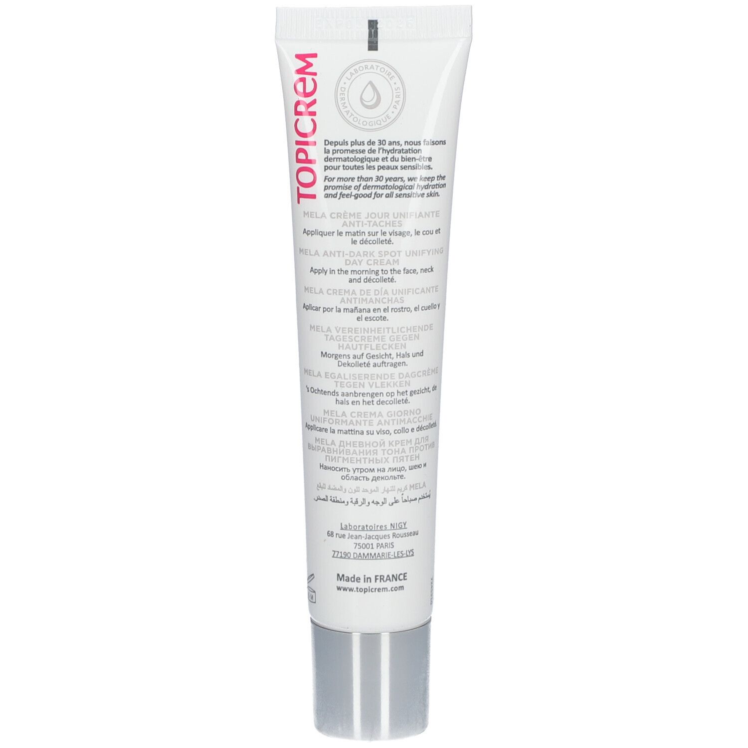 Rückseite der weißen Tube. Text in mehreren Sprachen. Produktname: MELA Anti-Dark Spot Unifying Day Cream. Hergestellt in Frankreich.