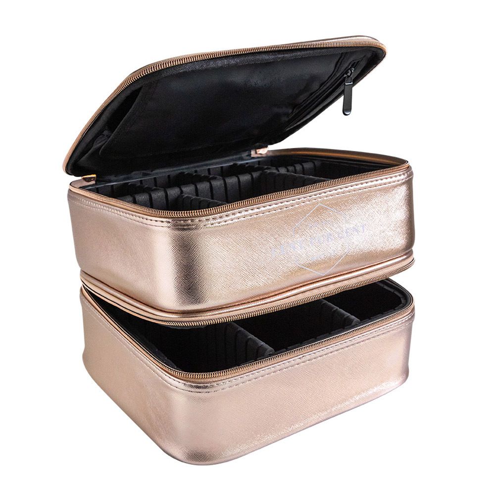 Trousse de maquillage bicolore ouverte avec compartiments. Doublure intérieure noire.