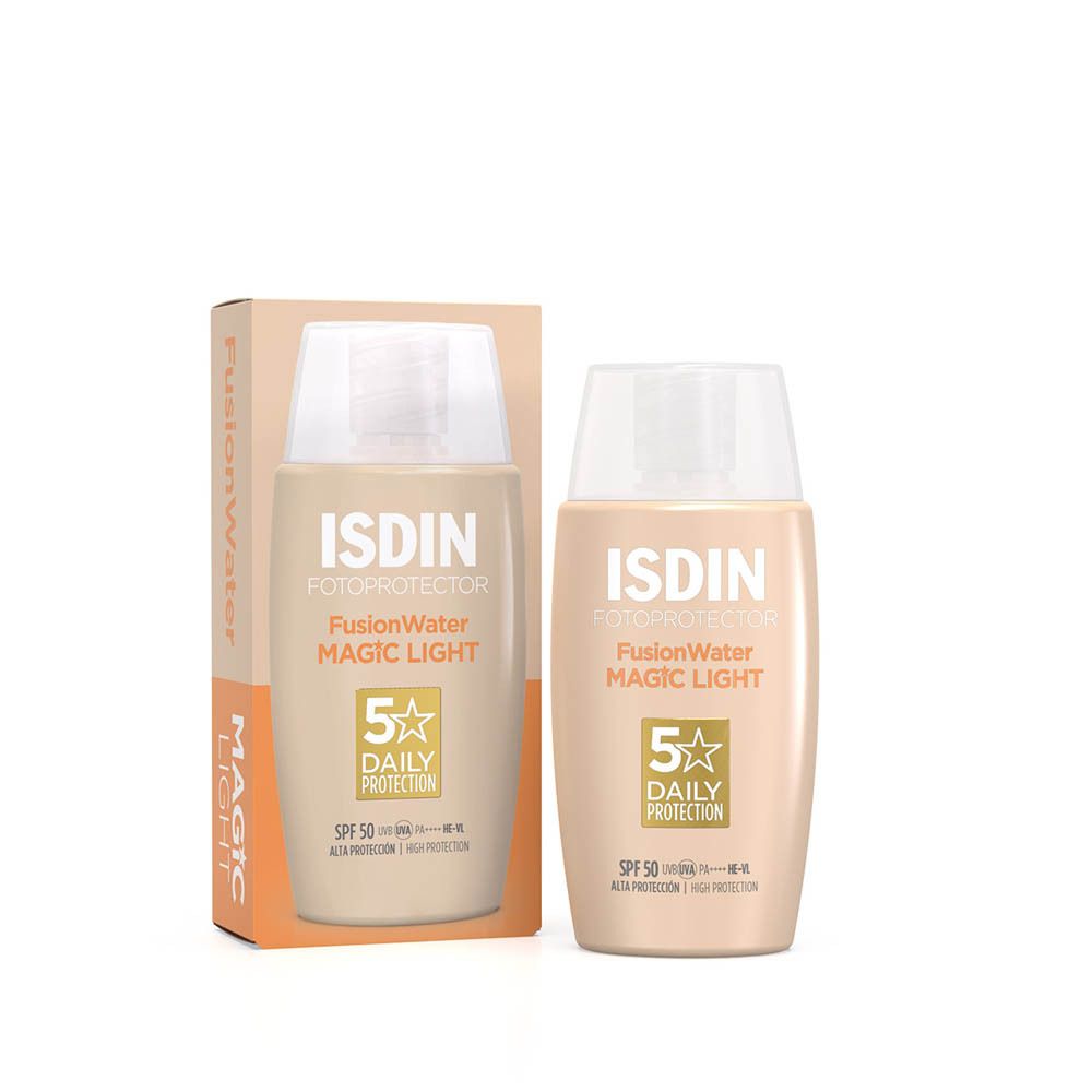 Flacon et emballage de crème solaire. Inscription: ISDIN Fotoprotector FusionWater Color Light SPF50+. Avec symbole 5 étoiles.