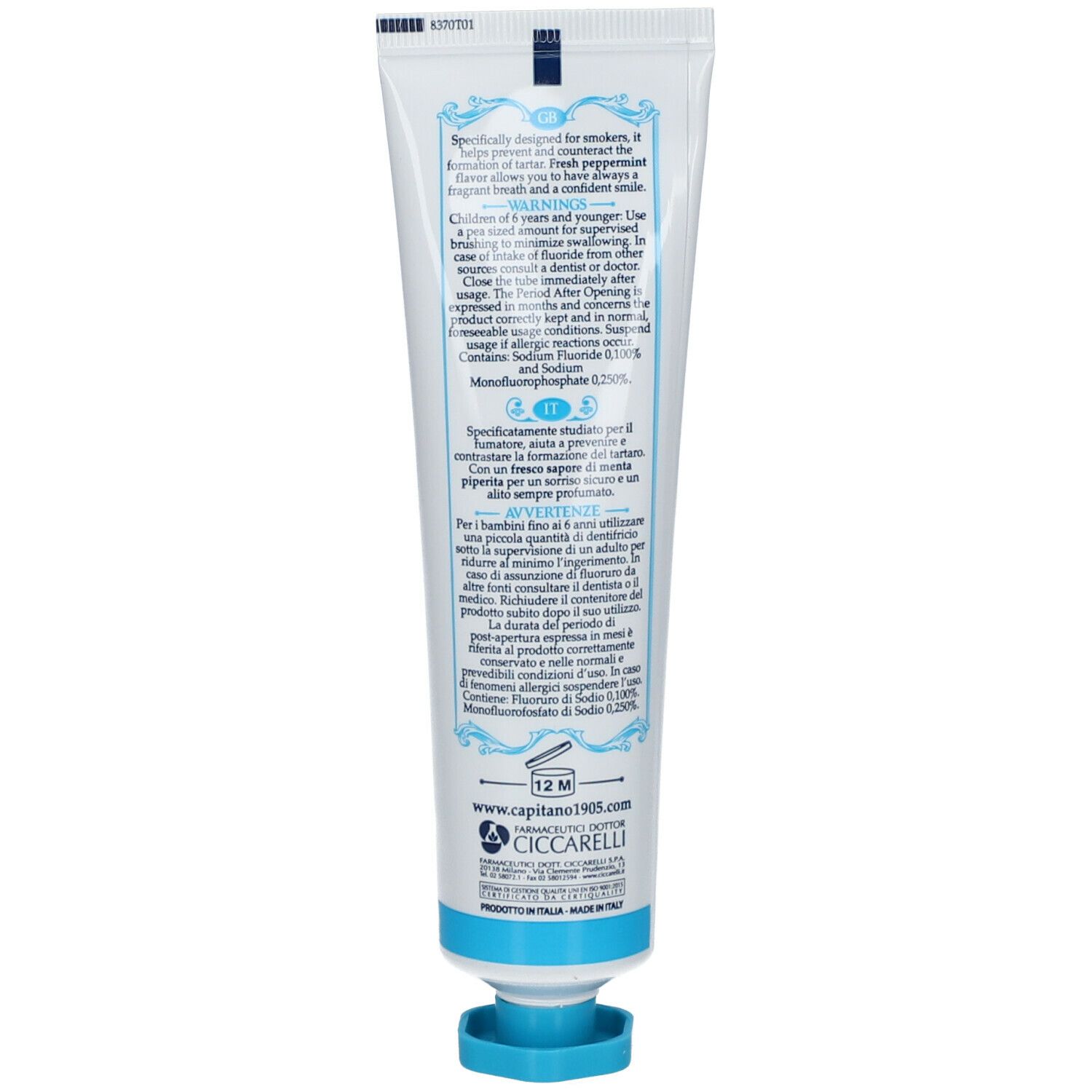 Rückseite der Zahncreme-Tube. Text in mehreren Sprachen. Enthält Informationen zur Anwendung und Inhaltsstoffe. Blau-weiße Farbgebung.
