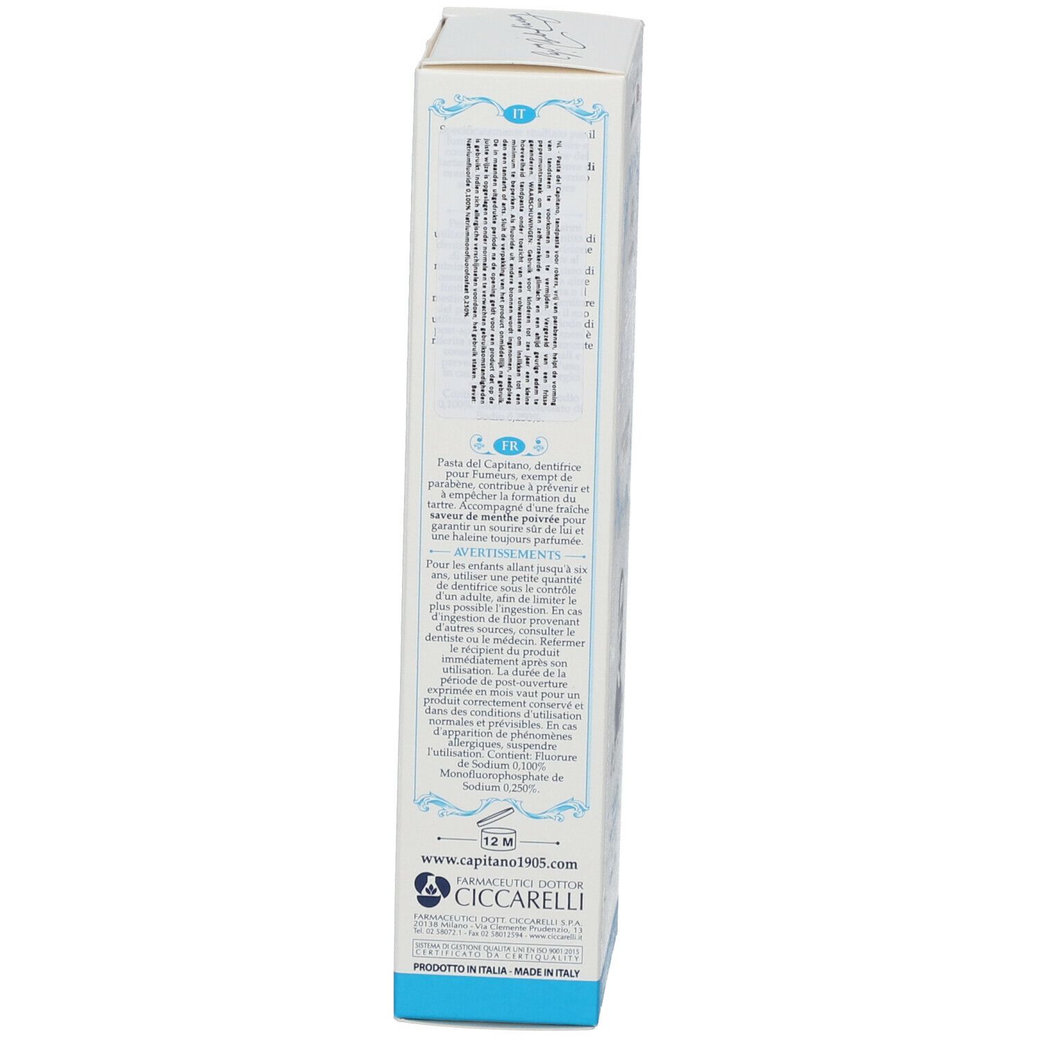 Rückseite der Zahncreme-Schachtel. Text in mehreren Sprachen. Enthält Informationen zur Anwendung und Inhaltsstoffe. Blau-weiße Farbgebung.