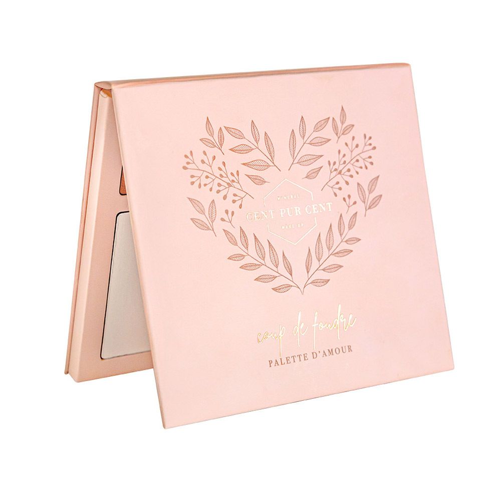 Palette D'Amour, à moitié ouverte. Emballage rose avec texte et logo. Inscription : Cent pur Cent, Coup de foudre, Palette d'amour.