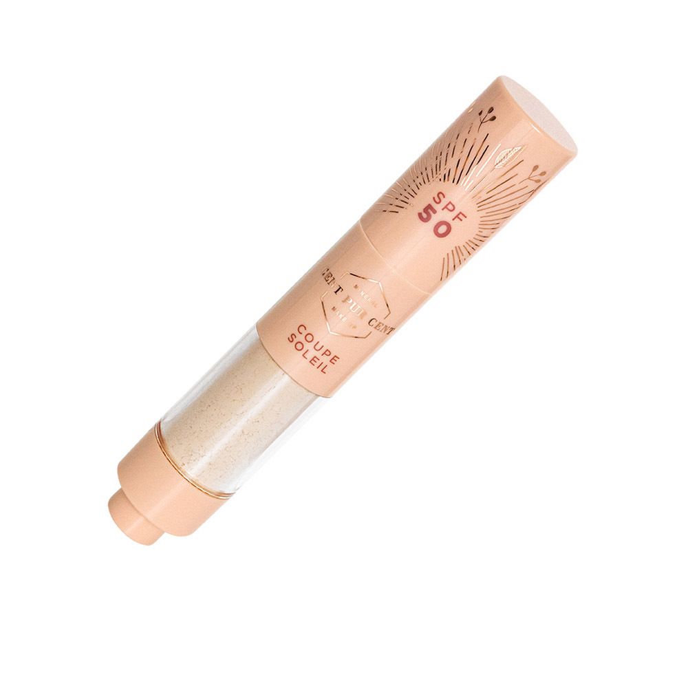Cilindrisch product met SPF 50. Beige huls met tekst en transparante houder met poeder.