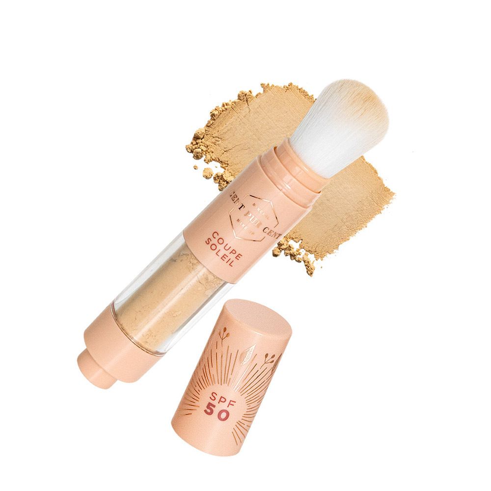 Zonnebescherming met borstel. Opschrift: Cent pur Cent, Coupe Soleil, SPF 50. Beige poeder.