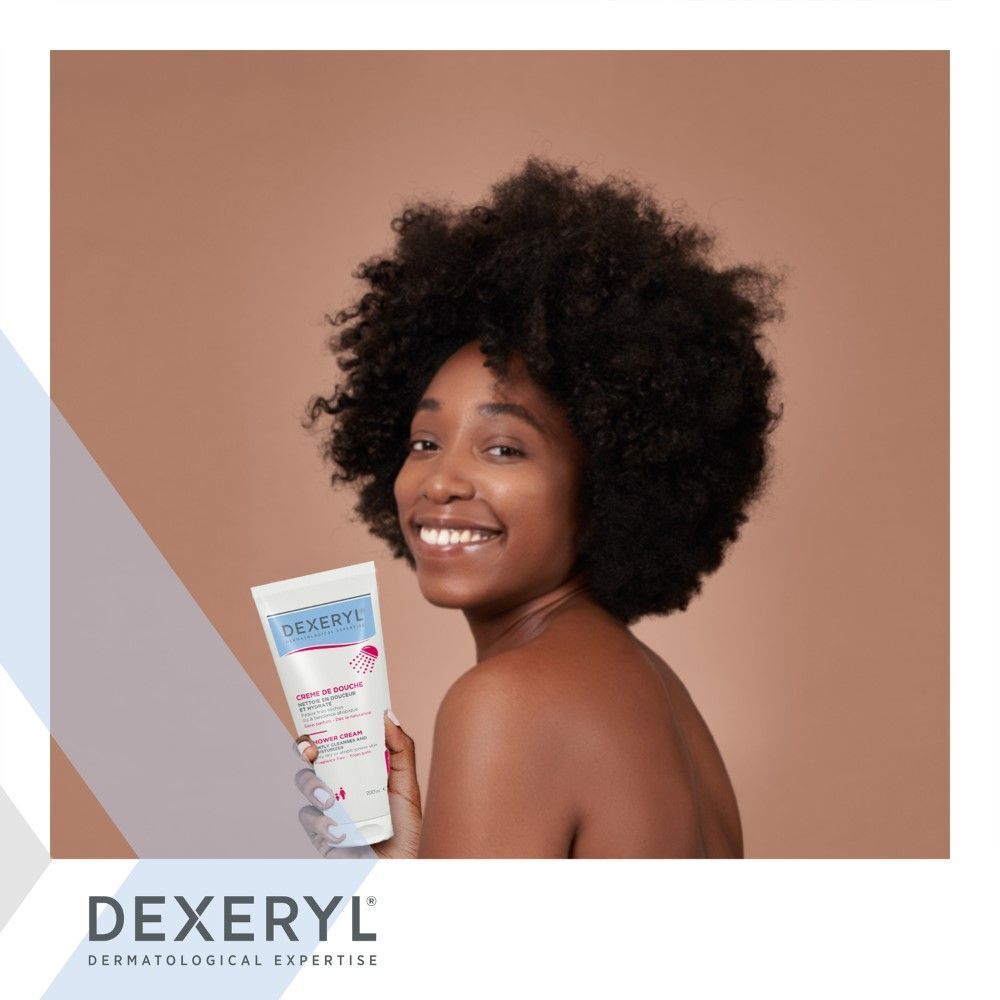 Dexeryl Crème De Douche Tube. Frau hält die Tube. Rosa Duschsymbol. Für sehr trockene Haut.