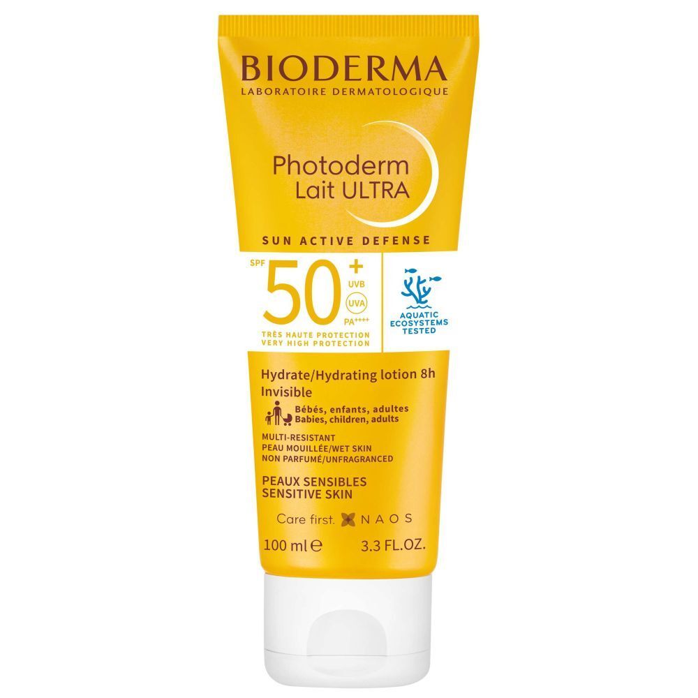 Tube jaune avec bouchon blanc. Inscription : BIODERMA, Photoderm Lait ULTRA SPF50+. Texte : SUN ACTIVE DEFENSE, 50+, Peaux sensibles.