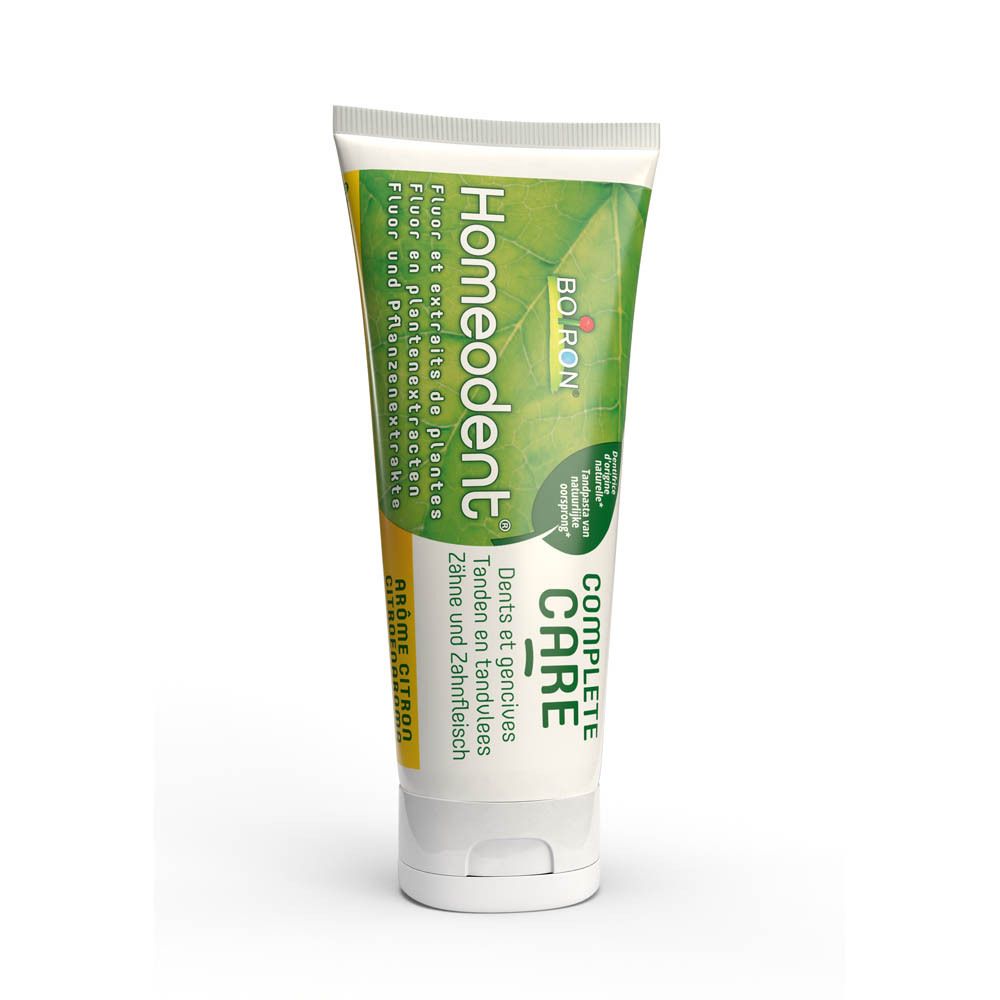 Zahnpasta-Tube, weiß mit grünem Deckel. Aufschrift: Homeodent, Complete Care, Aroma Zitrone. Enthält Fluor.