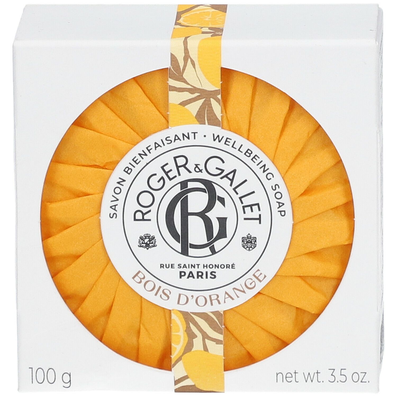 Savon orange ovale dans une boîte blanche. Inscription : Roger & Gallet, Bois d'Orange. Emballé avec une bande de papier.