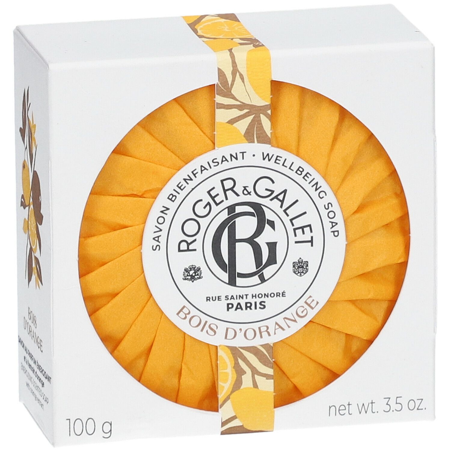 Savon orange ovale dans une boîte blanche. Inscription : Roger & Gallet, Bois d'Orange. Emballé avec une bande de papier.