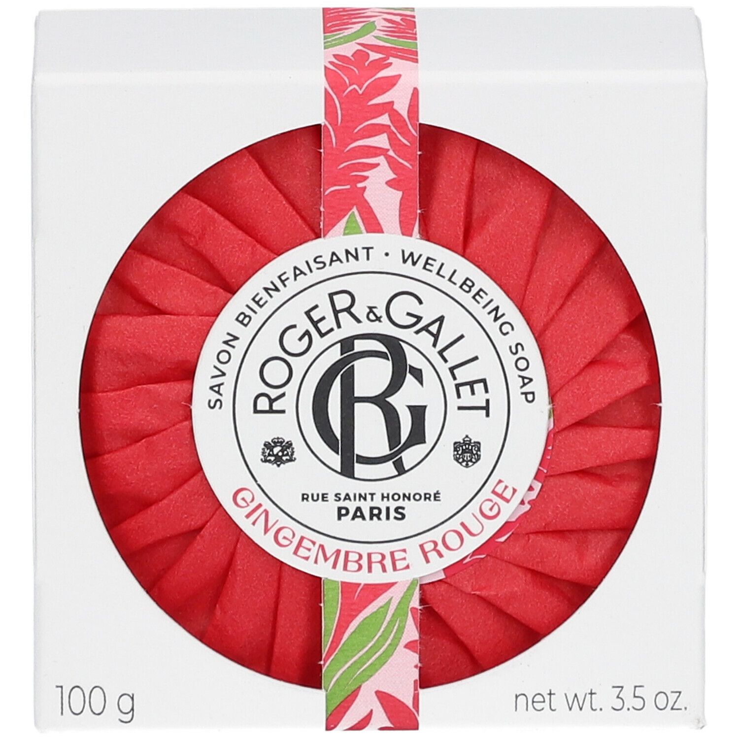 Ronde, rode zeep in witte doos. Merk Roger & Gallet. Opschrift: Gingembre Rouge. Verpakt met bloemenlint.