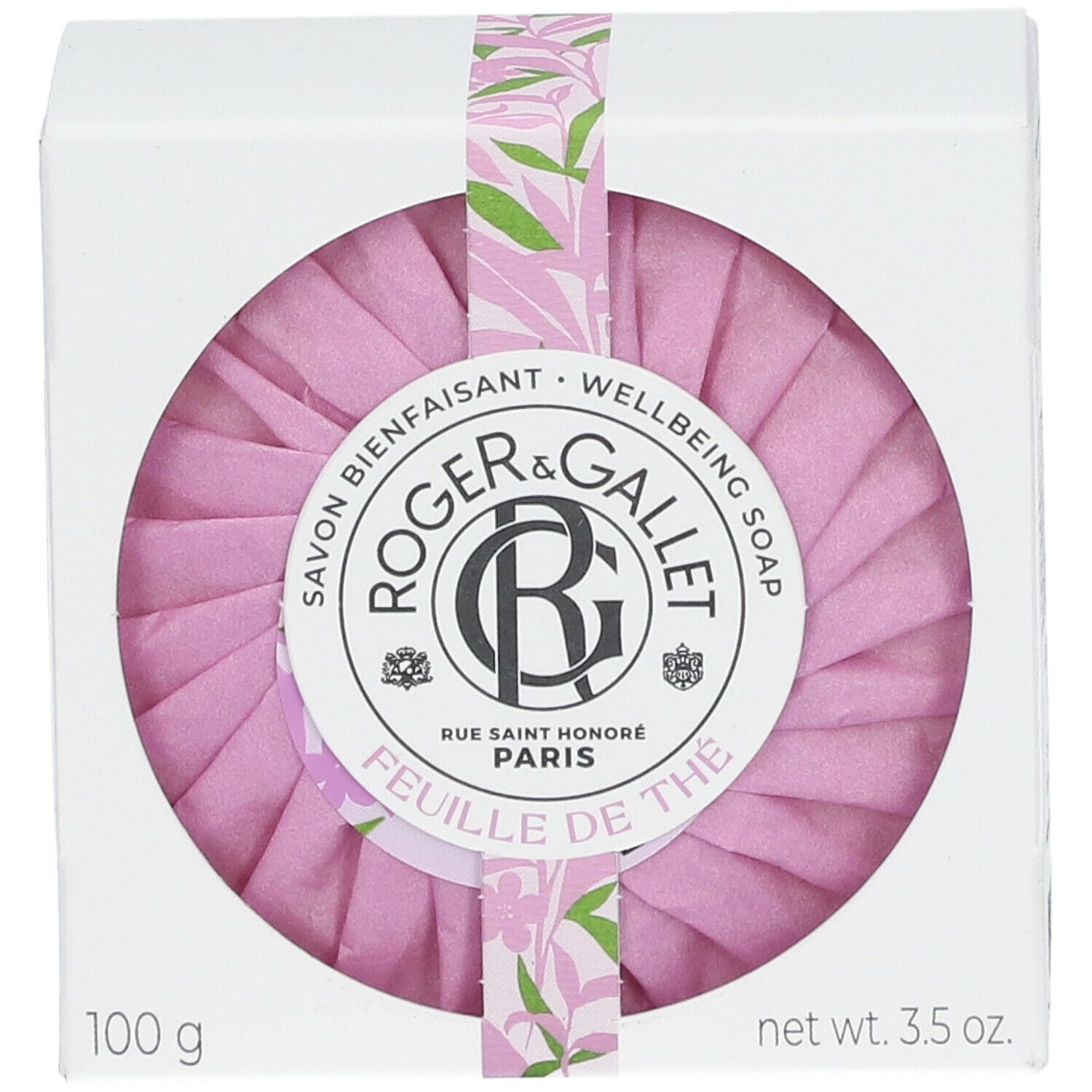 Savon rond rose dans une boîte blanche. Marque : Roger & Gallet. Inscription : Feuille de Thé. Emballé avec un ruban.