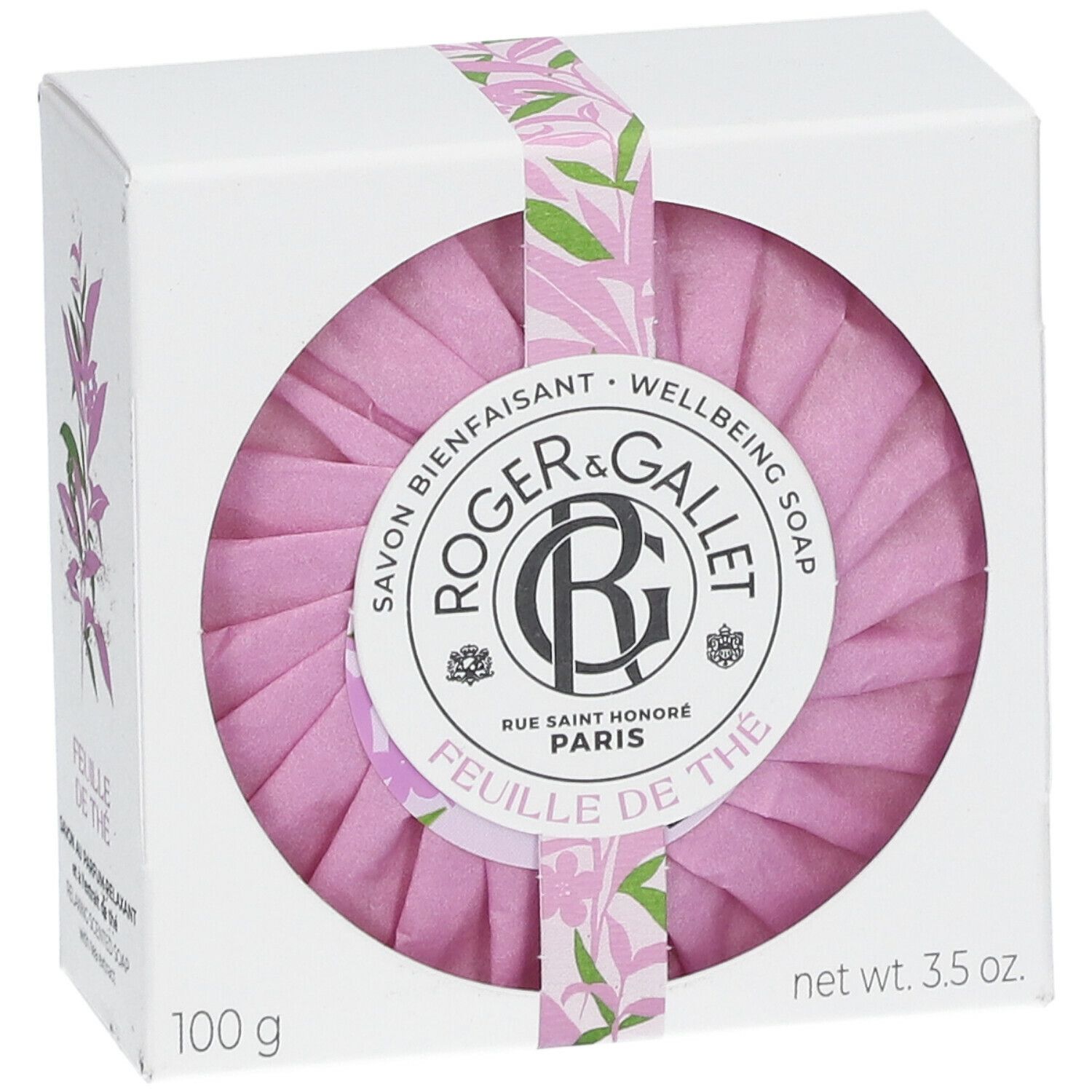 Savon rond rose dans une boîte blanche. Marque : Roger & Gallet. Inscription : Feuille de Thé. Emballé avec un ruban.