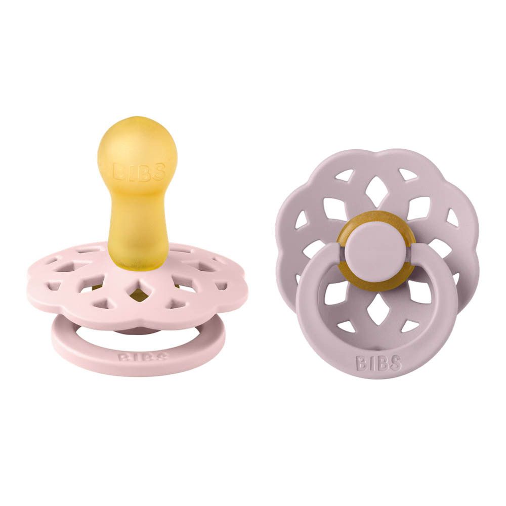 Zwei Schnuller, Marke BIBS. Lila und rosa Farben. Runde Form, Größe 2. Gelber Sauger.