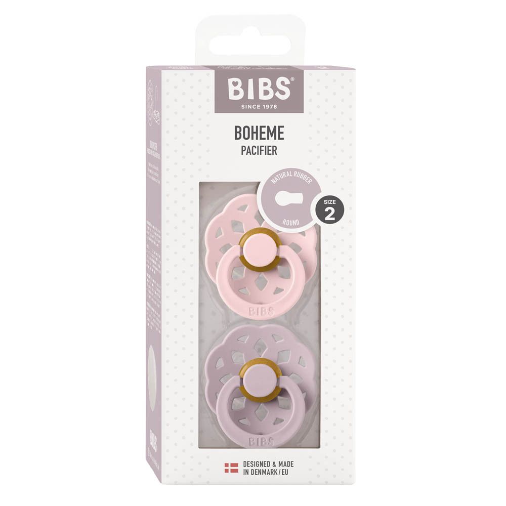 Verpackung mit zwei Schnullern. Marke BIBS, Modell BOHEME. Größe 2, für 6-18 Monate. Lila und rosa Farben.