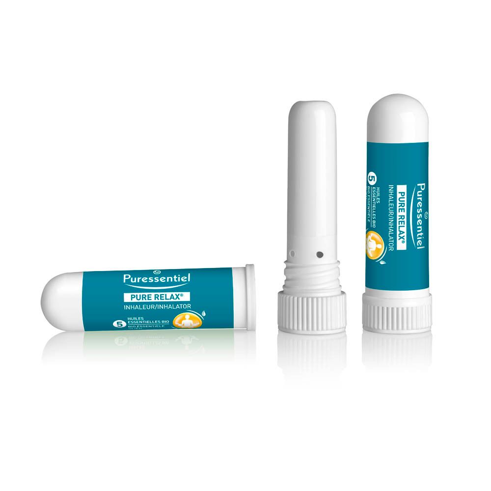 Trois inhalateurs. Blanc et bleu. Inscription: Pure Relax, Inhalateur/Inhalator. Bouchon blanc. Forme cylindrique.