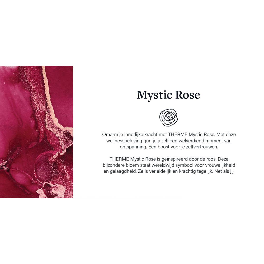 Persoon ligt op een bank. THERME Mystic Rose Body Butter op schoot.