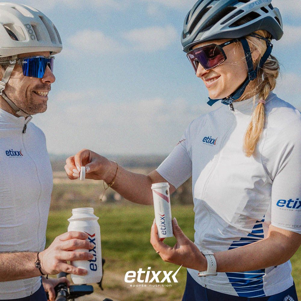 Twee fietsers met Etixx-producten. Eén persoon houdt een tube vast.