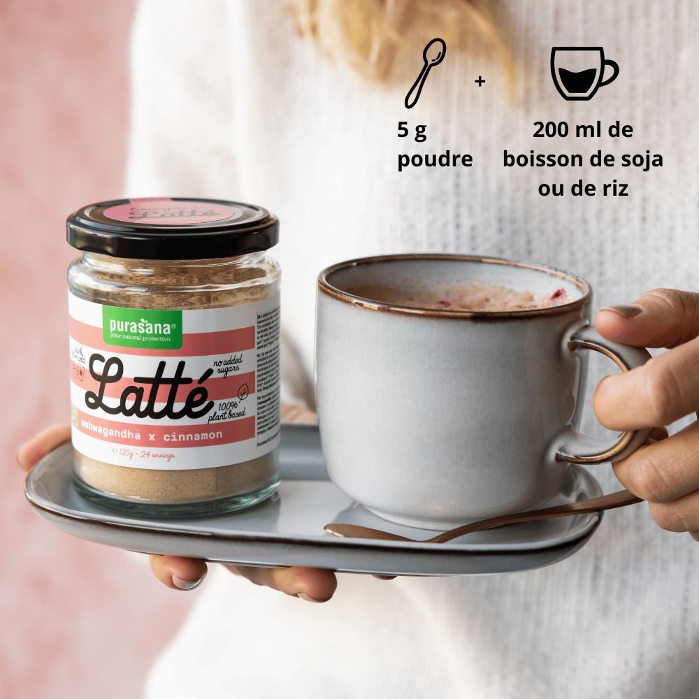 Pot de Latté à côté d'une tasse. Cuillère et tasse avec 200 ml de boisson au soja ou au riz.