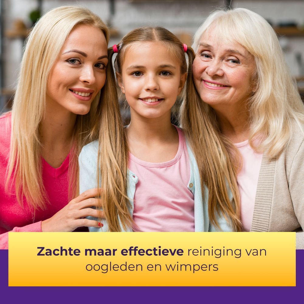 Drie vrouwen van verschillende leeftijden glimlachen naar de camera.