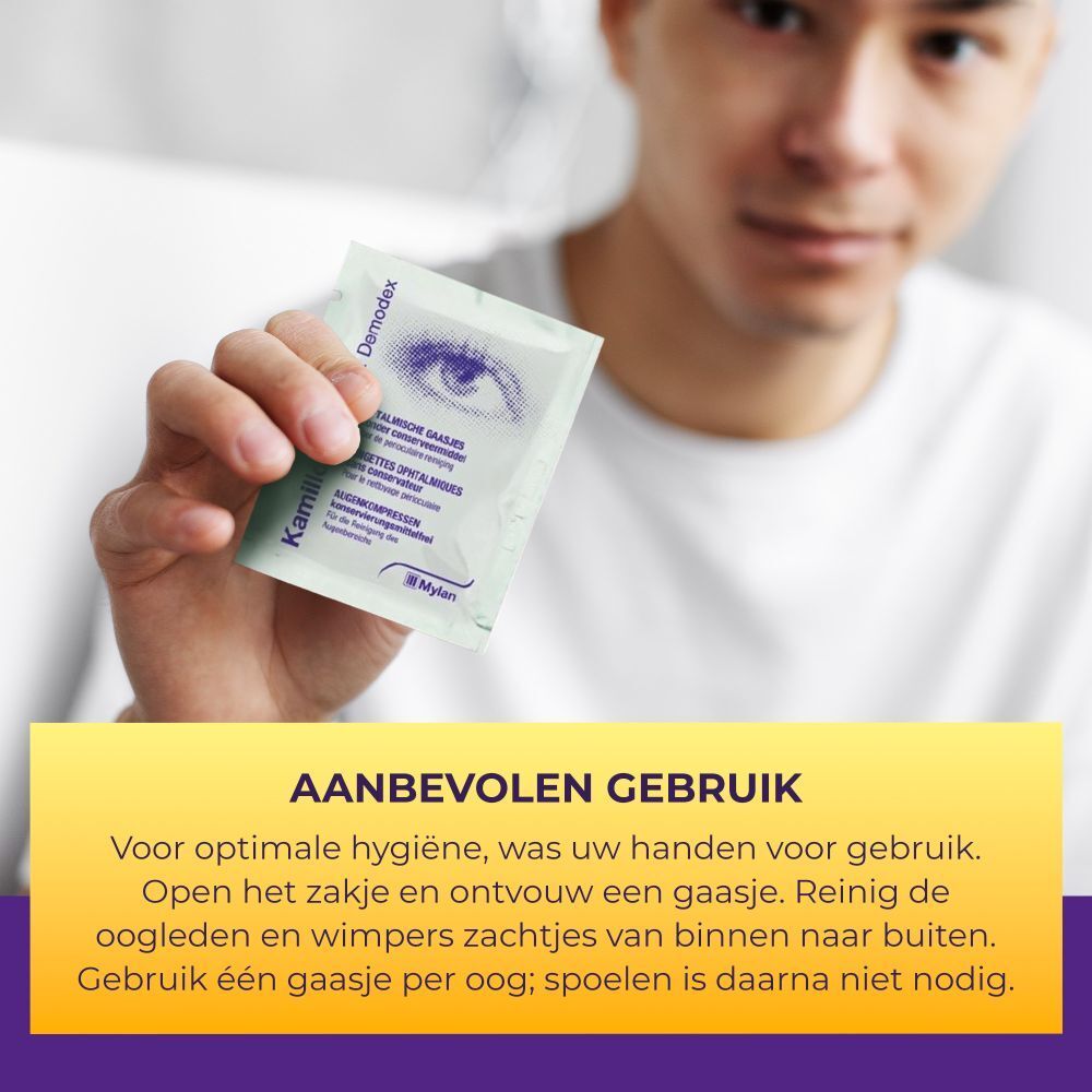 Man houdt een individuele verpakking Kamillosan Ofta Demodex oogverzorgingsdoekje vast.