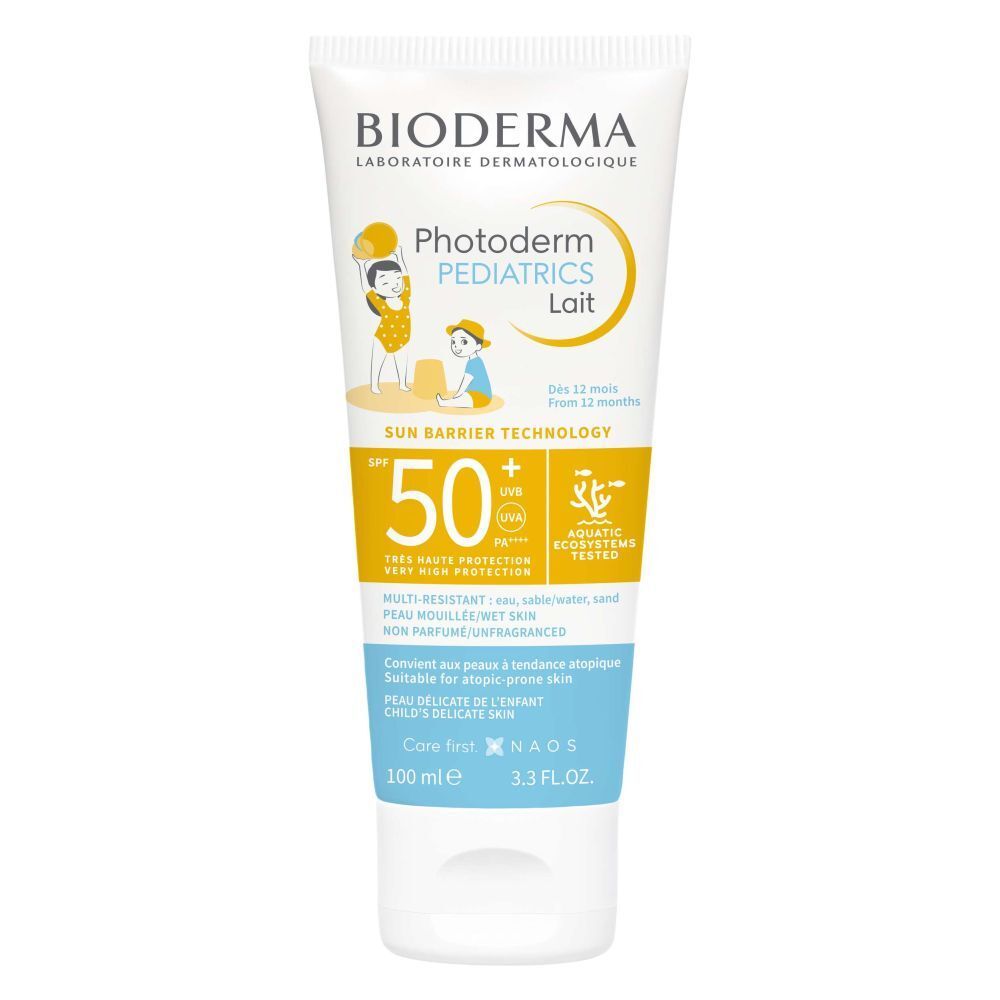 Tube de BIODERMA Photoderm Pediatrics Lait SPF50+. Tube blanc avec détails jaunes et bleus. Contient illustrations et texte.