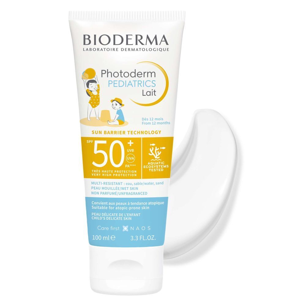 Tube de BIODERMA Photoderm Pediatrics Lait SPF50+ avec échantillon de produit. Tube blanc avec crème solaire à côté.