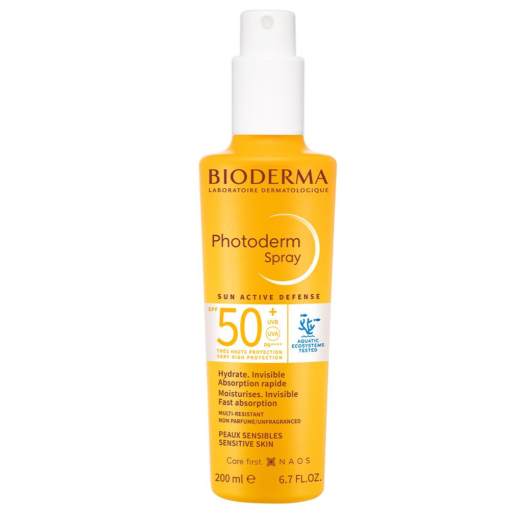 Gele sprayfles met witte sproeikop. Opschrift: Bioderma Photoderm Spray invisible SPF50+. Voor gevoelige huid.