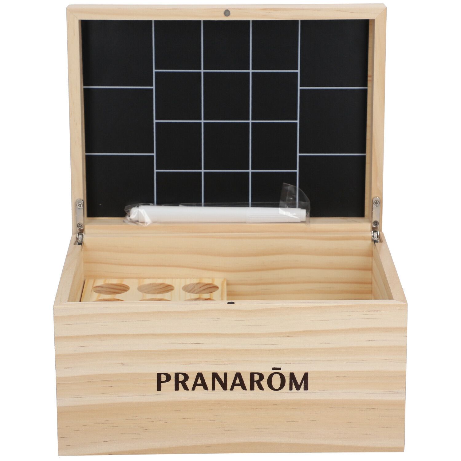 Geöffnete Holzkiste mit Pranarôm-Logo. Innen: Rastertafel, Halterung für Fläschchen, Zubehör.