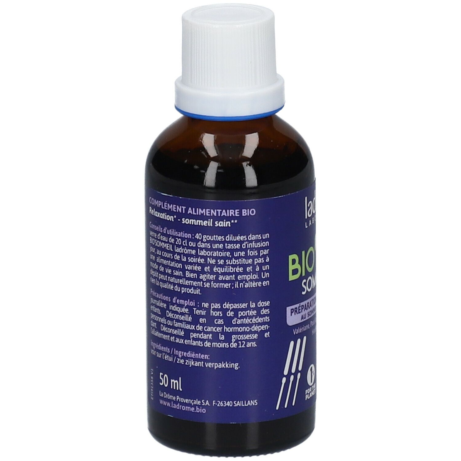 Bruine glazen fles met witte dop. Blauwe etiketten met tekst. Opschrift: 50 ml. Tekst over voedingssupplement.