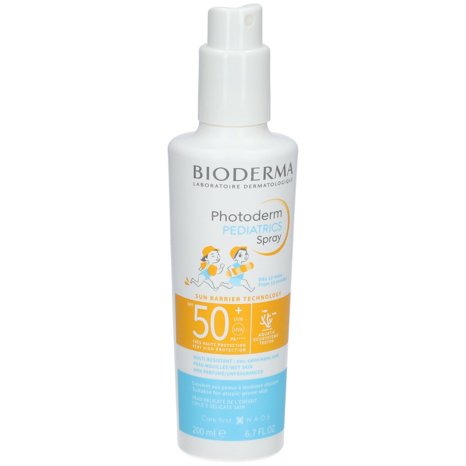 Flacon spray blanc BIODERMA Photoderm PEDIATRICS Spray SPF50+. Étiquettes jaune et bleu. Illustration enfant.