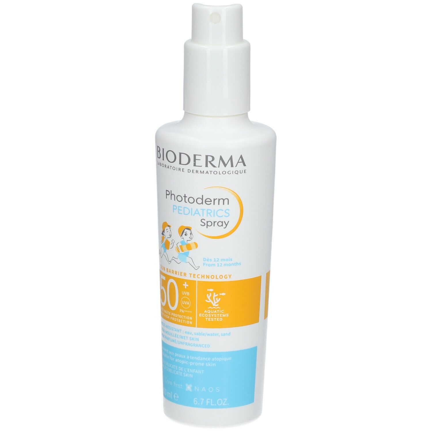 Flacon spray blanc BIODERMA Photoderm PEDIATRICS Spray SPF50+. Étiquettes jaune et bleu. Illustration enfant.