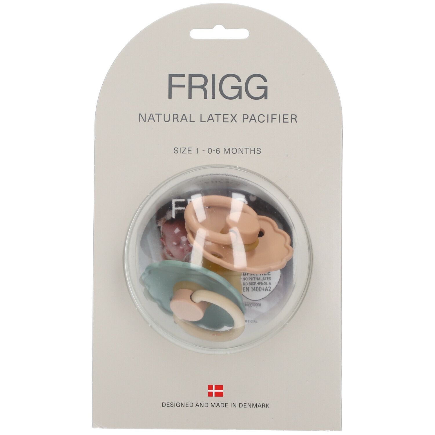 Emballage de deux sucettes. Beige et bleu, tétine ronde. Texte: FRIGG, NATURAL LATEX PACIFIER, SIZE 1-6 MONTHS.