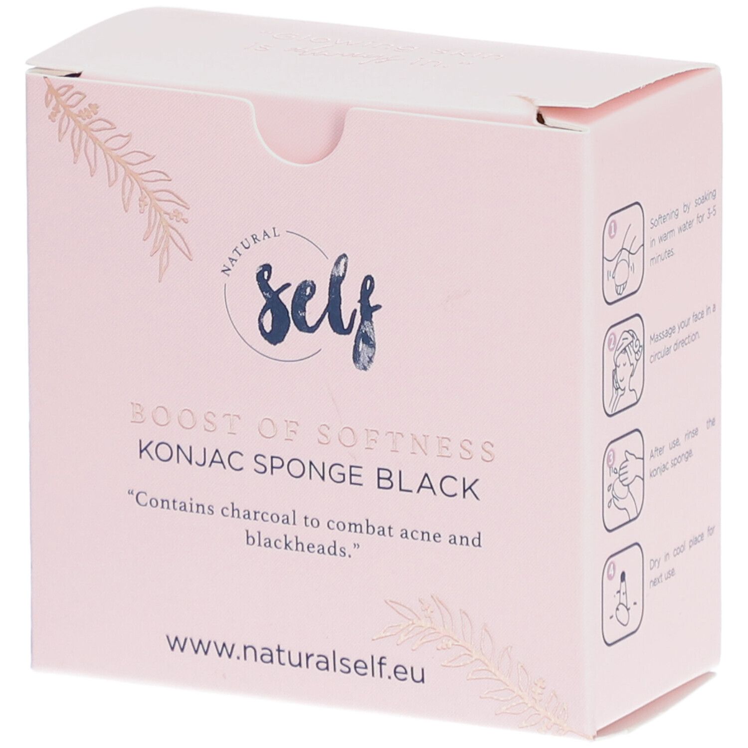 Boîte rose avec informations produit. Inscription : Natural Self, Boost of Softness Konjac Sponge Black. Contient du charbon actif.