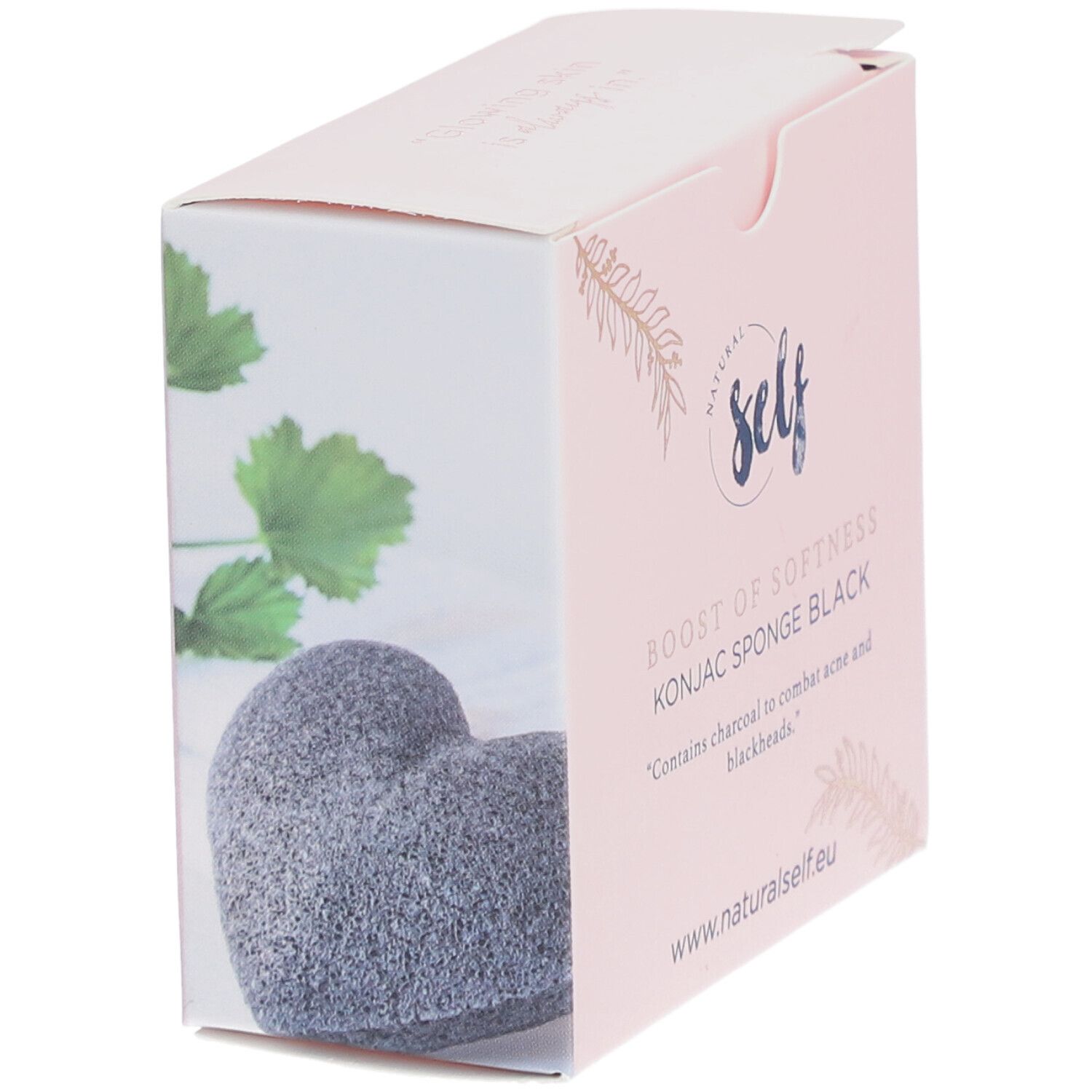 Boîte rose avec éponge Konjac en forme de cœur. Inscription : Natural Self, Boost of Softness Konjac Sponge Black. Contient du charbon actif.