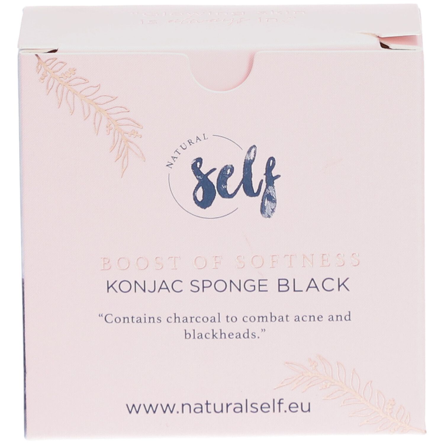 Boîte rose avec informations produit. Inscription : Natural Self, Boost of Softness Konjac Sponge Black. Contient du charbon actif.