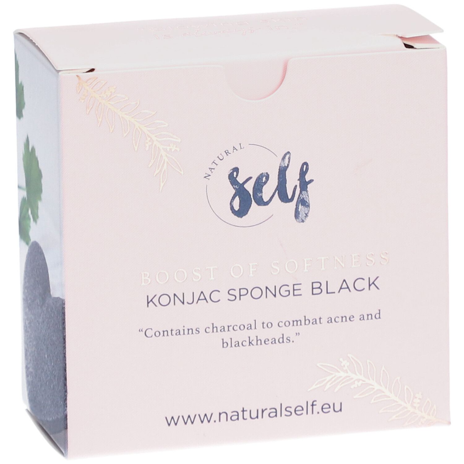 Boîte rose avec éponge Konjac en forme de cœur. Inscription : Natural Self, Boost of Softness Konjac Sponge Black. Contient du charbon actif.